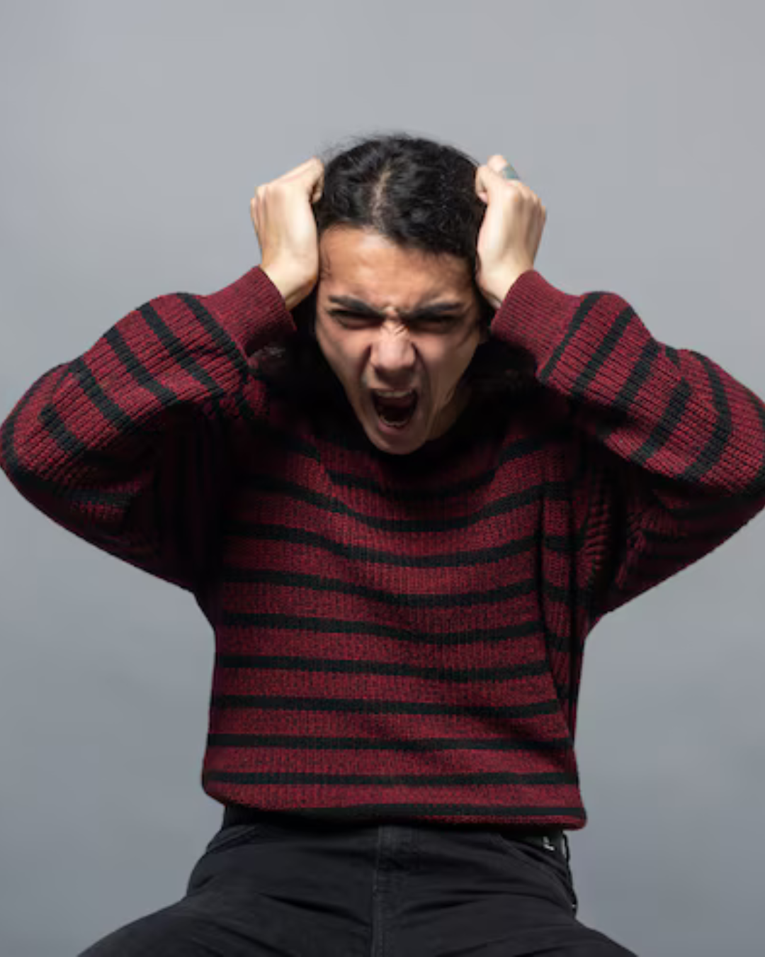 Ek ladki jise panic attack ho raha hai, woh apne seer ko pakad ke ghabraye hue expression mein hai.