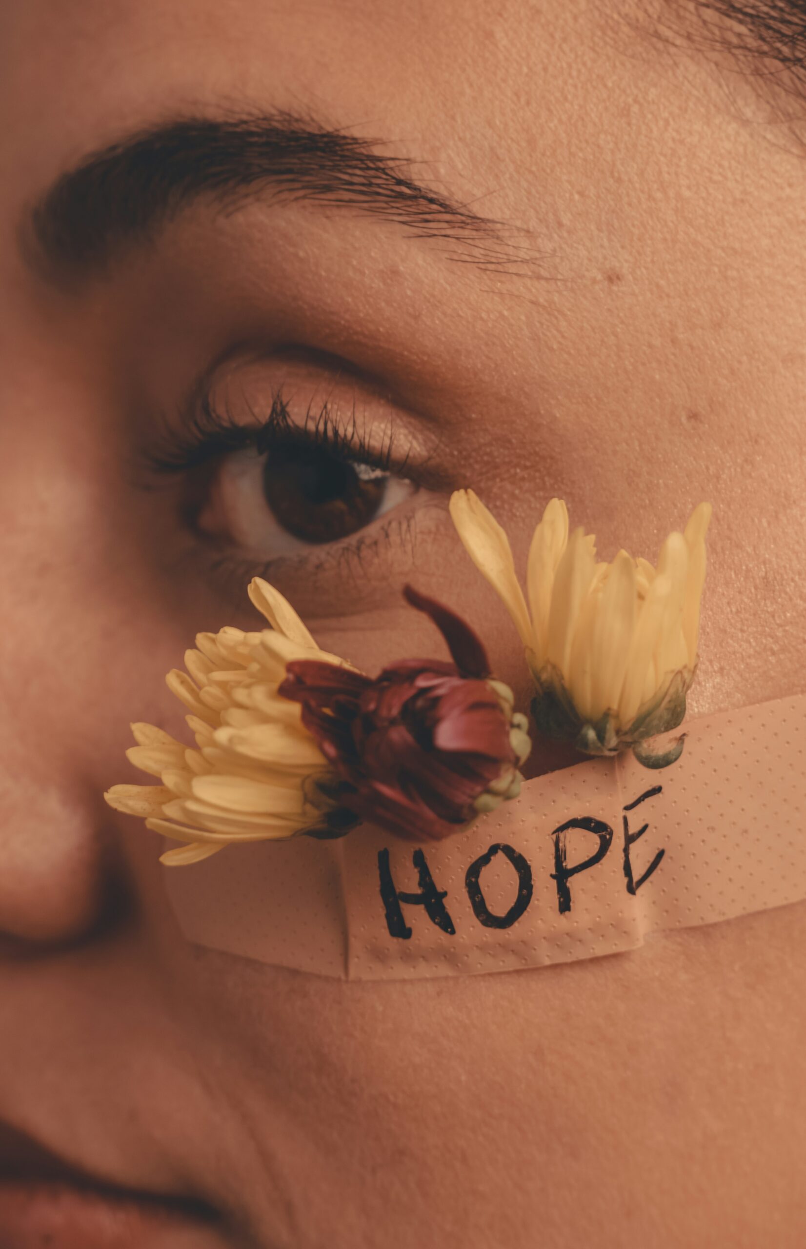 "Aankh ke neeche bandage pe likha 'HOPE' aur phool — jo dikhata hai anxiety se healing aur emotional strength ka symbol."